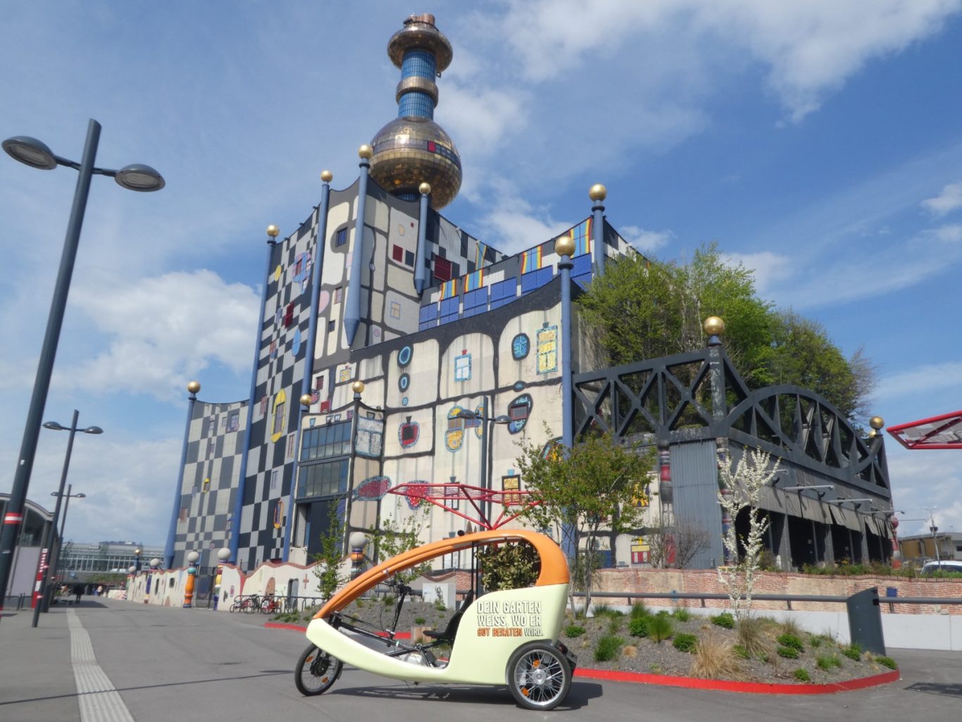 FAXI Rikscha Spittelau Hundertwasser FAXI Rikscha Spittelau Hunderwasser